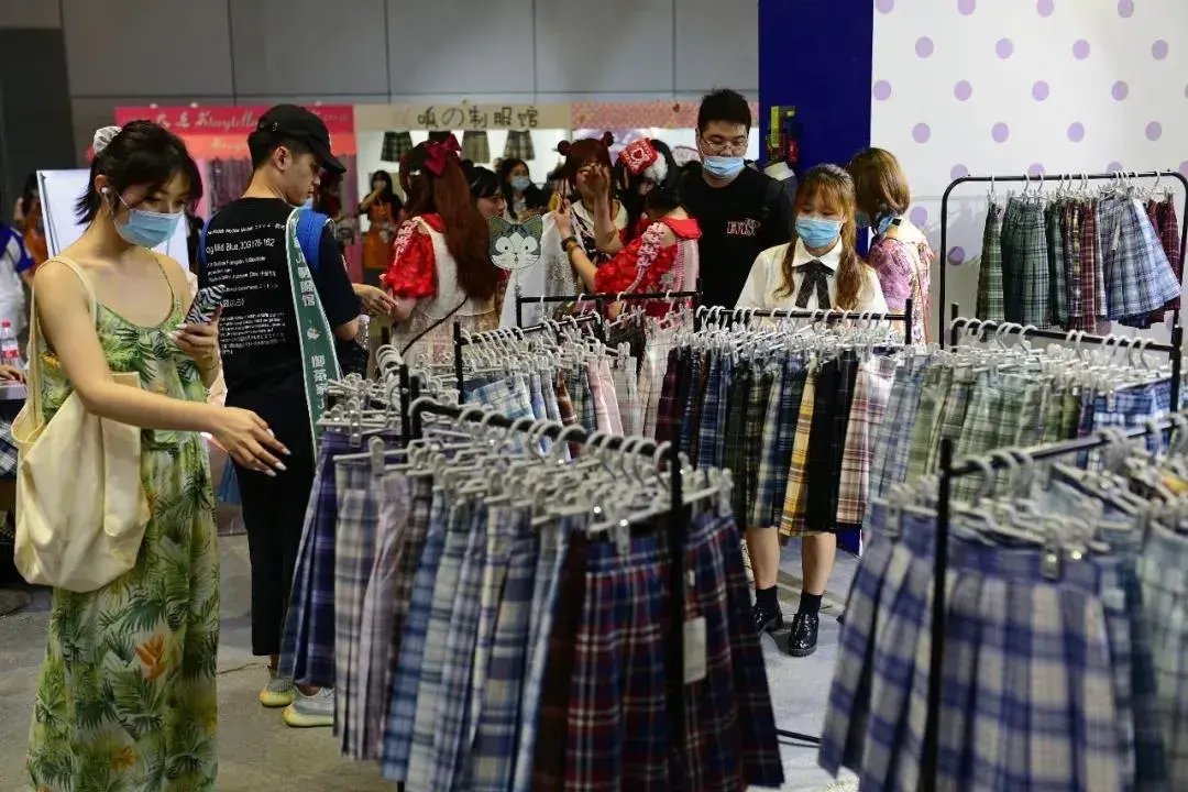 一晚卖2500多万，制服到底有多大诱惑？